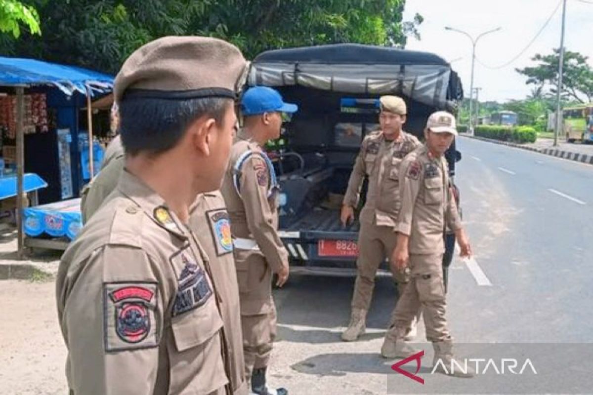 Satpol PP segel warung remang-remang tempat prostitusi