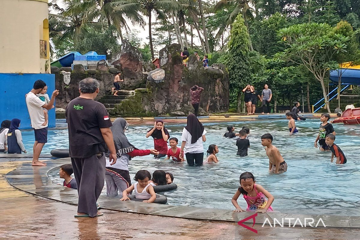 Pengunjung "padusan" jelang  Ramadan 2024 di Pikatan meningkat