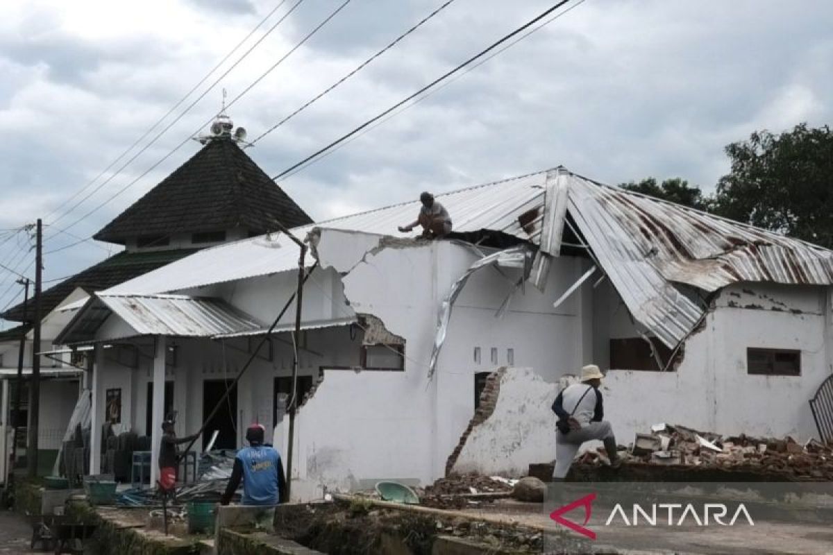 Delapan  rumah rusak diterjang angin kencang di Temanggung