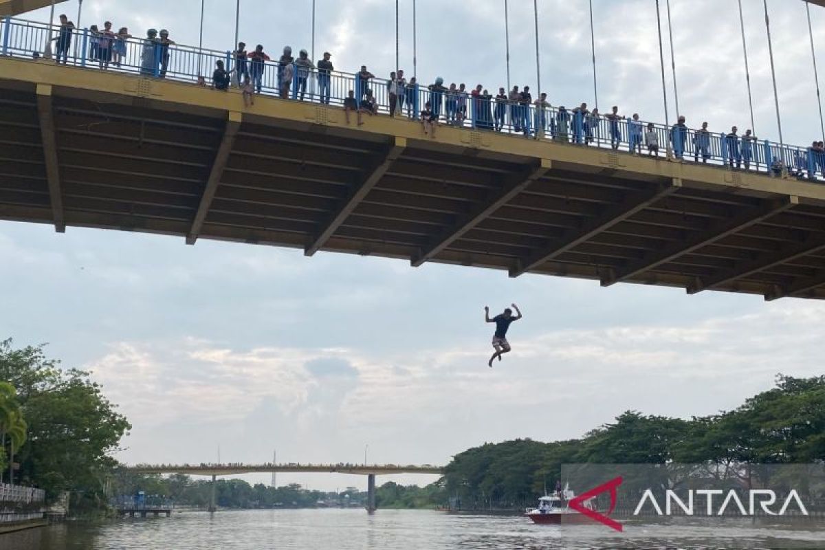 Ribuan orang saksikan tradisi Petang Megang di Pekanbaru