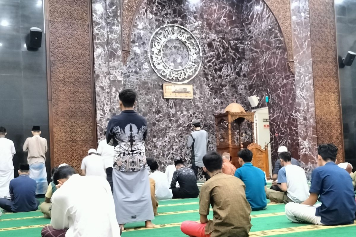 Jamaah antusias ikuti Shalat Tarawih pertama di Masjid Agung Kalianda, Lamsel