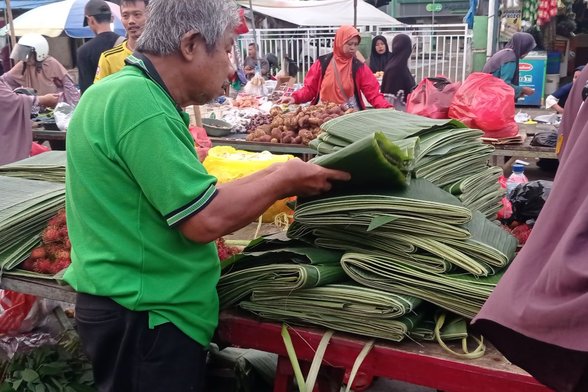 Daun pisang banyak diburu di Lebak, apa alasannya?