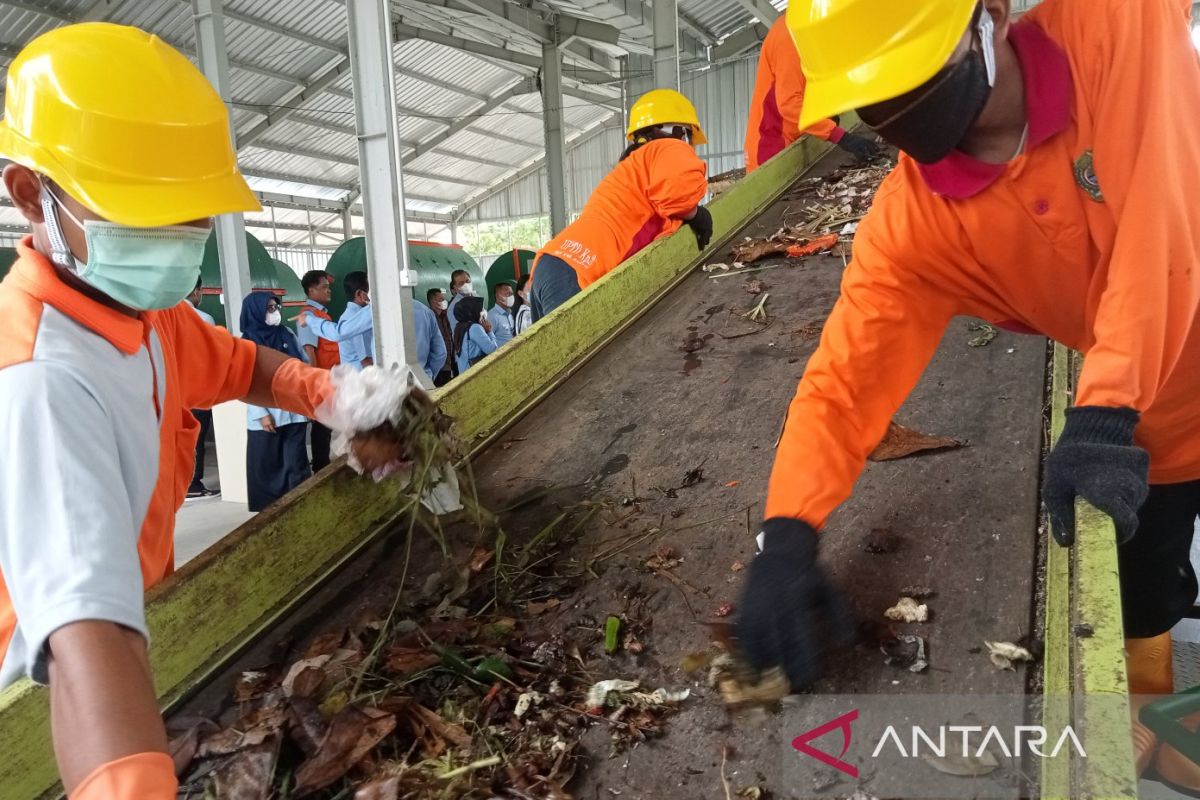 Bantul mengupayakan pembangunan tiga pusat pengolahan sampah selesai 2024