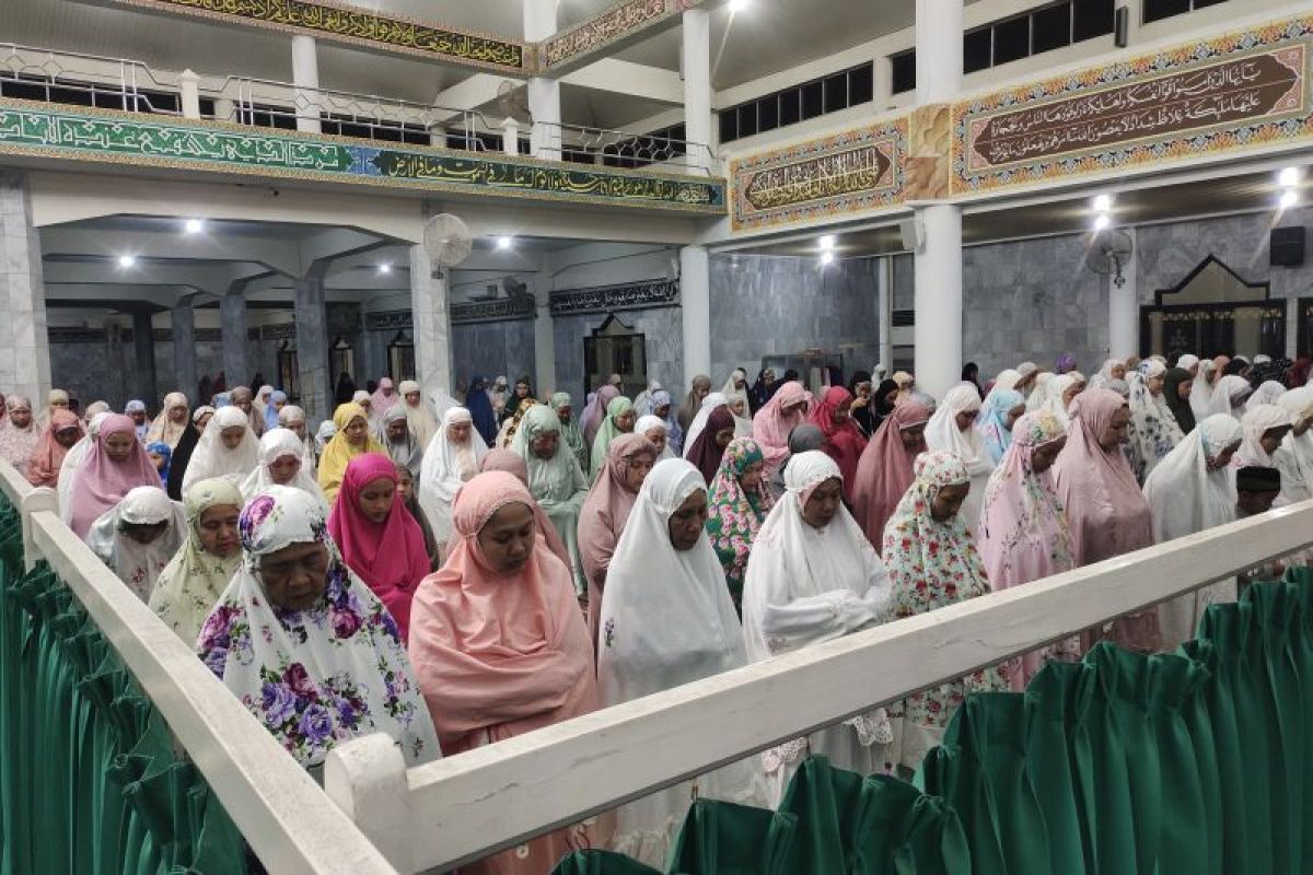 Warga ramai tarawih pertama di masjid