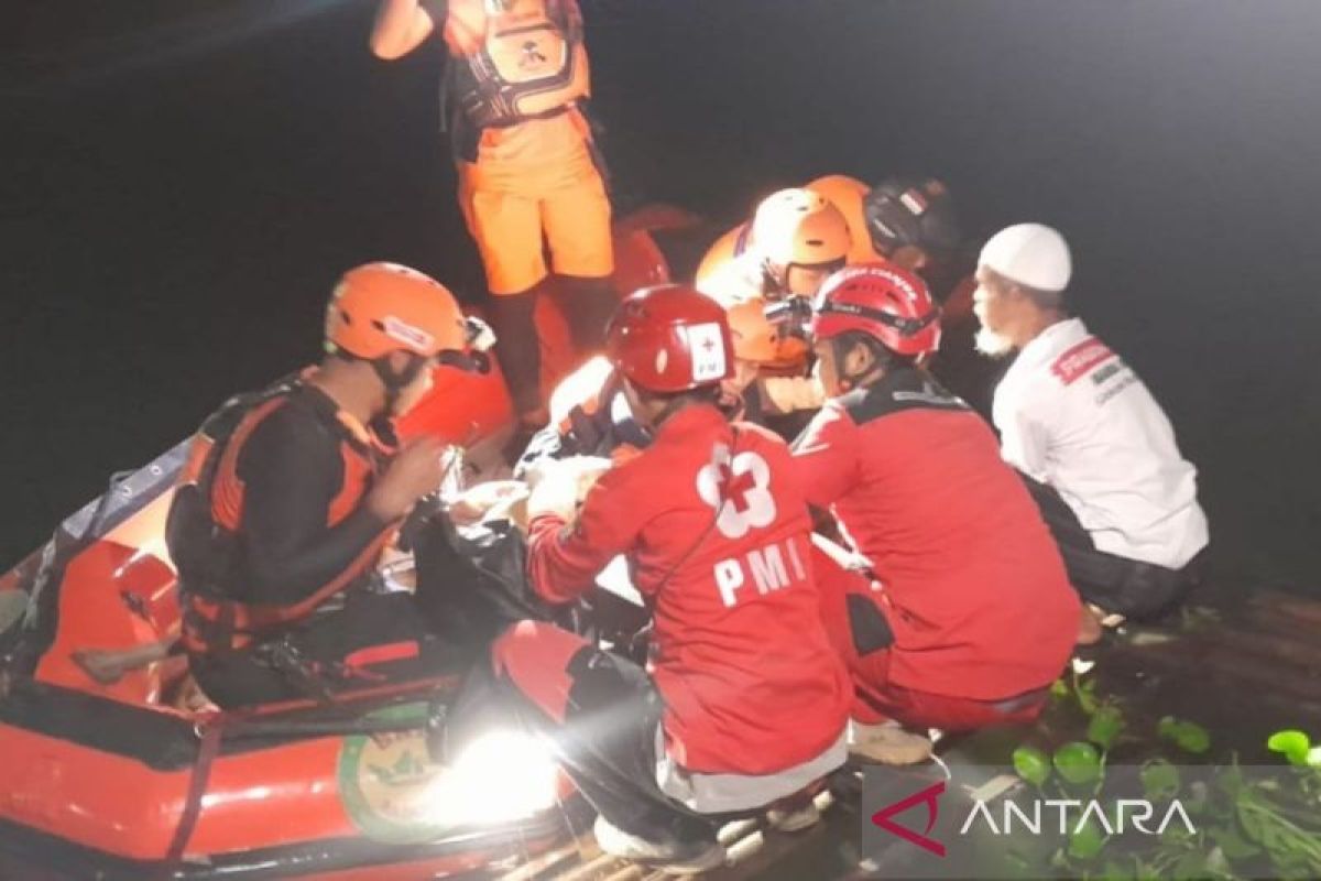 Basarnas Cianjur evakuasi jasad pemancing tenggelam di Waduk Jangari