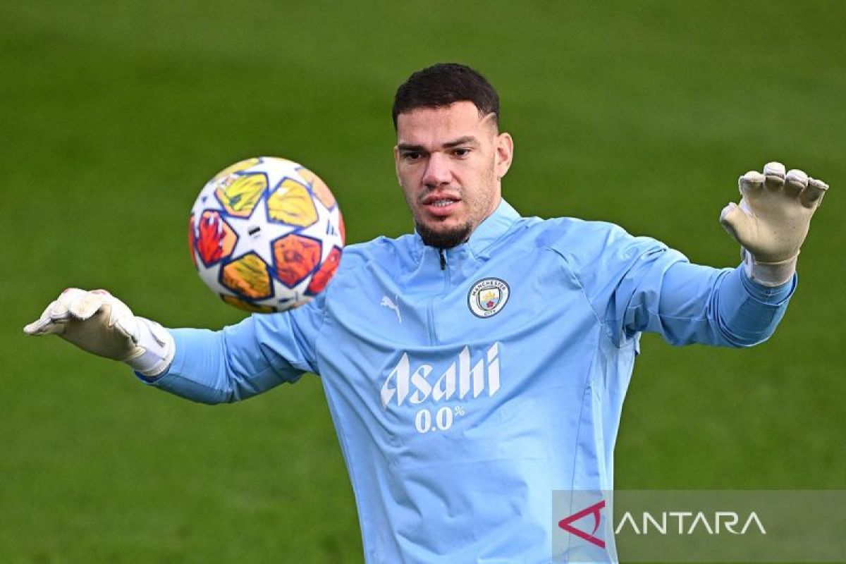 Ederson Moraes kiper utama Manchester City kontra Manchester United