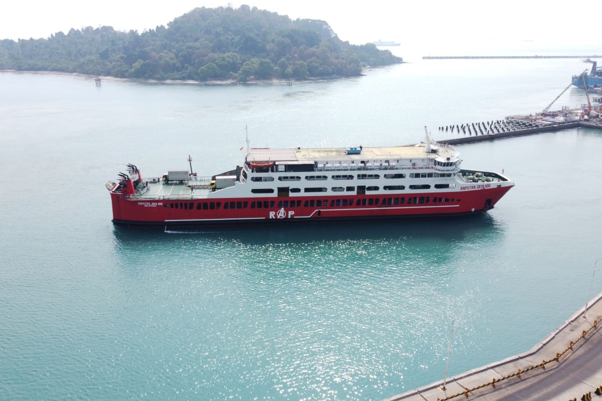 Pelabuhan Merak di Cilegon, Banten tidak pernah sepi dari lalu lalang kapal, kendaraan, serta penumpang yang akan menyeberang antara dua pulau.