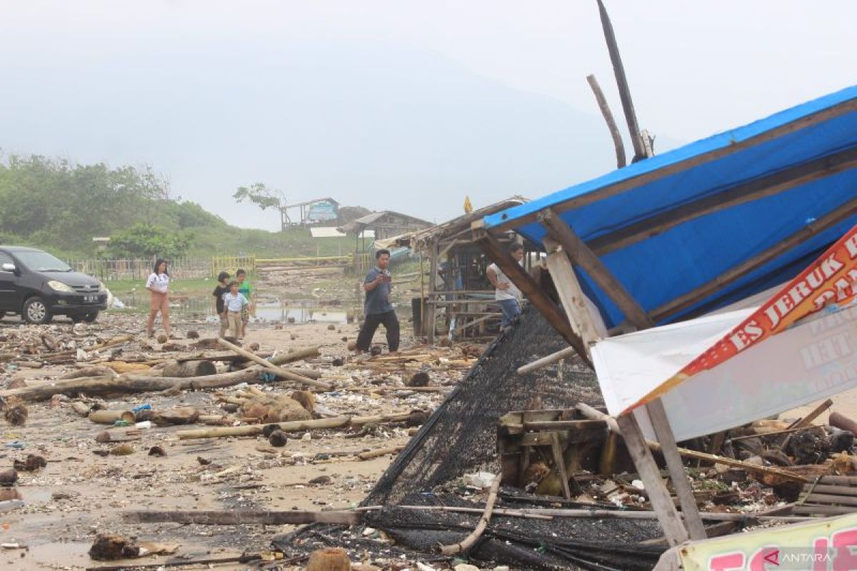 BPBD Lampung Selatan minta warga waspadai fenomena abrasi pantai