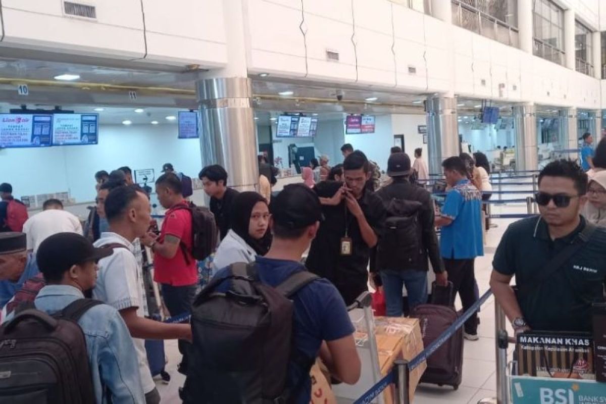 Penumpang Bandara SSK II Pekanbaru  25.924 orang