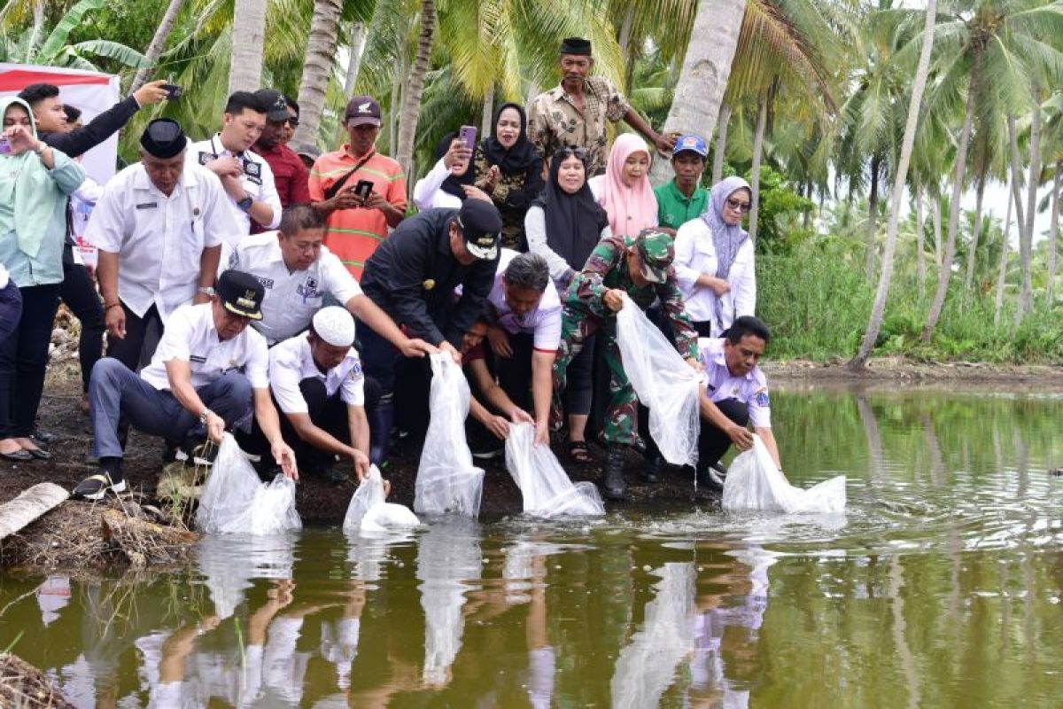 Pemprov Sulsel tebar 2,1 juta benih ikan air tawar di Bone untuk ketahanan pangan