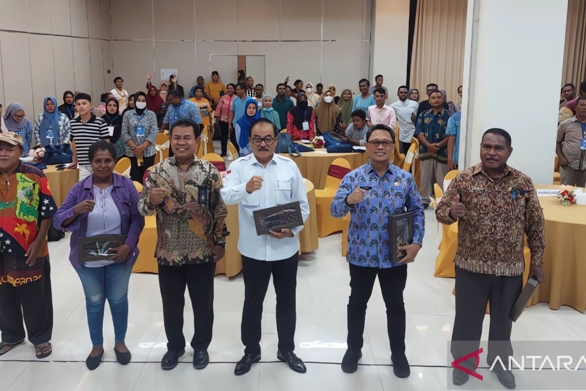 Anggota DPR RI Komisi X dan Kemenparekraf pose bersama para pelaku ekonomi kreatif di Hotel Panorama Kota Sorong, Papua Barat Daya, Kamis (14/3/2024). ANTARA/Yuvensius Lasa Banafanu Kepariwisataan dan ekonomi kreatif merupakan dua sisi yang tidak terpisahkan antara satu dengan yang lain....Sorong