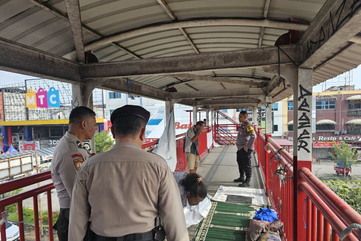 Polsek Tampan tertibkan preman yang tidur di jembatan penyebrangan