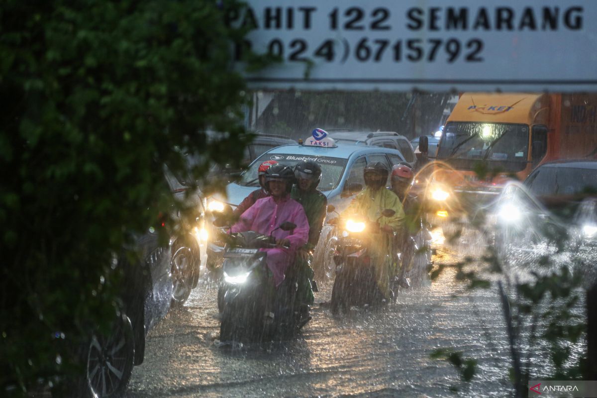 Ancaman cuaca ekstrem di Jateng diprakirakan hingga 18 April