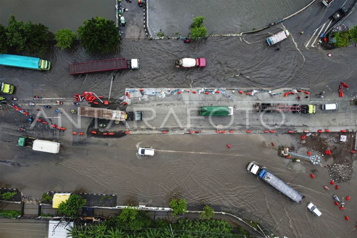 Dua kereta api jarak jauh tujuan Malang terlambat akibat banjir Semarang