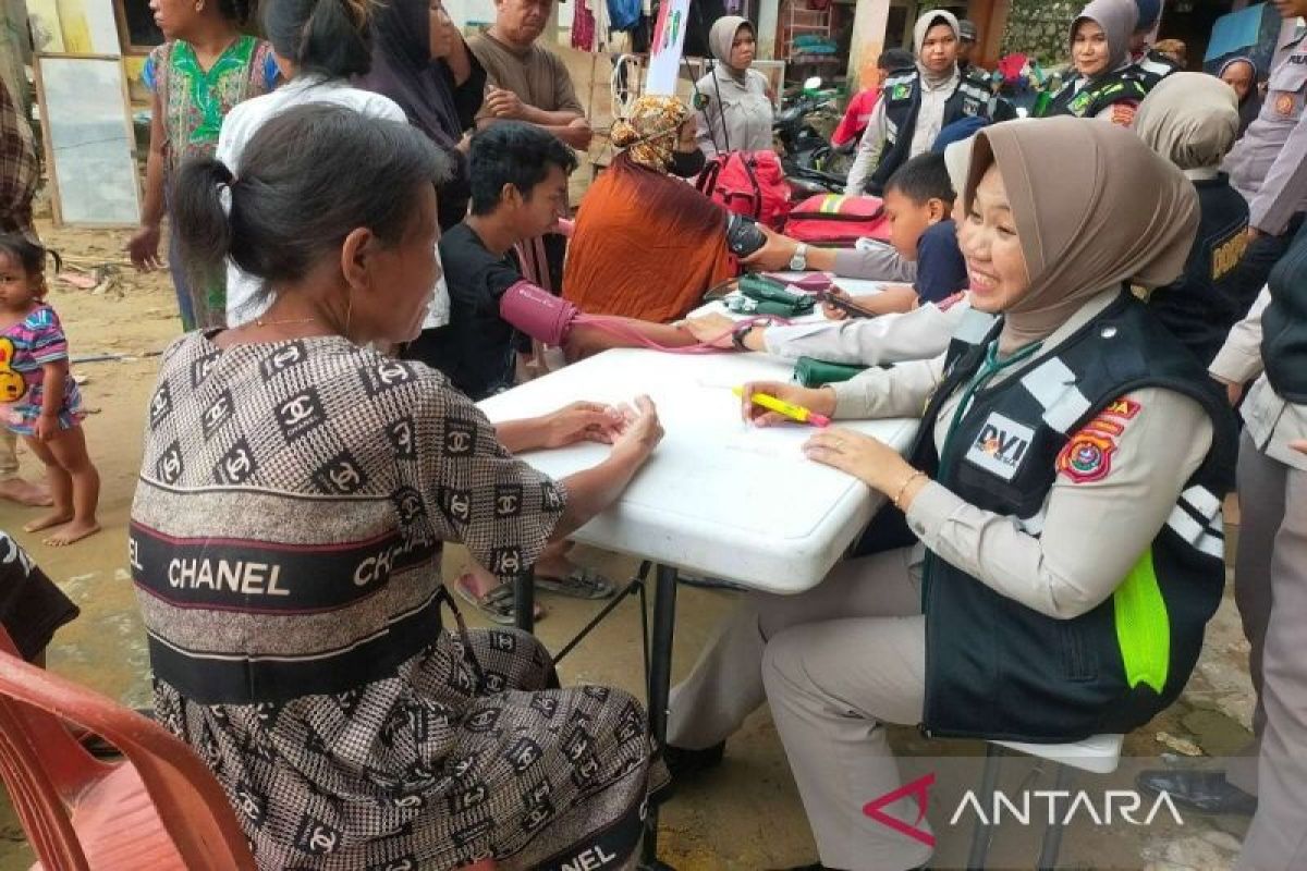 Polda Sultra berikan layanan kesehatan untuk warga terdampak banjir di Kota Kendari