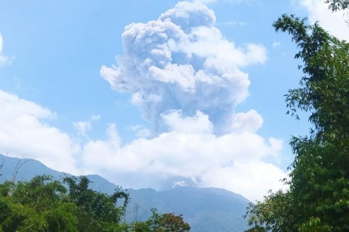 Gunung Marapi Kembali Erupsi, Kolom Abu Capai 1.000 Meter - ANTARA News ...