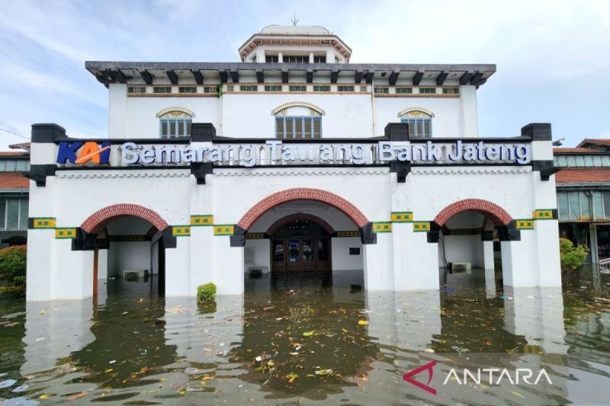 Penumpang KA dialihkan akibat Stasiun Semarang  Tawang banjir