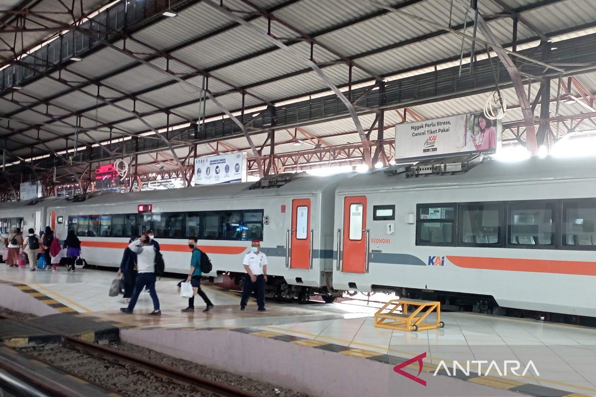 KAI: Perjalanan kereta memutar lewat selatan akibat banjir di  Semarang