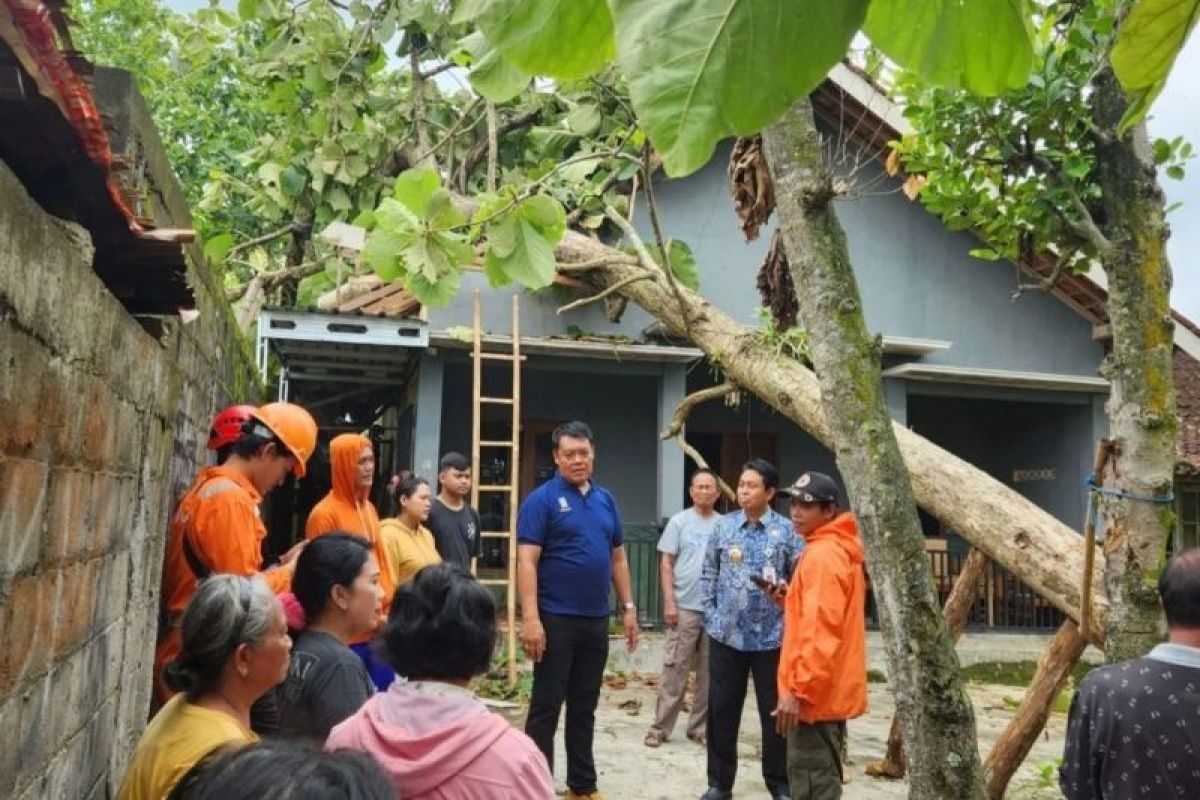 Wabup Gunungkidul mengimbau masyarakat waspadai hujan lebat disertai angin