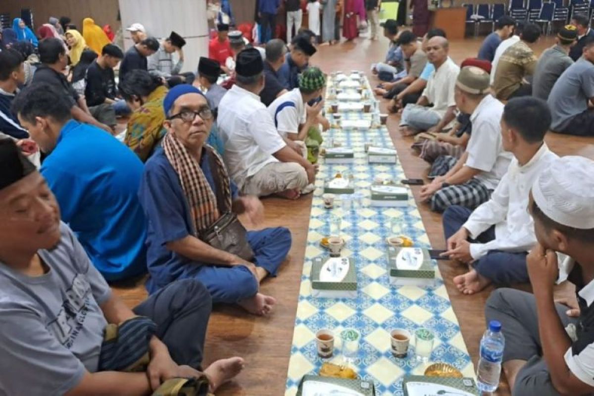 Semarakkan momen Ramdhan sebanyak 5.300 paket berbuka dibagikan ke jamaah Masjid Raya Annur