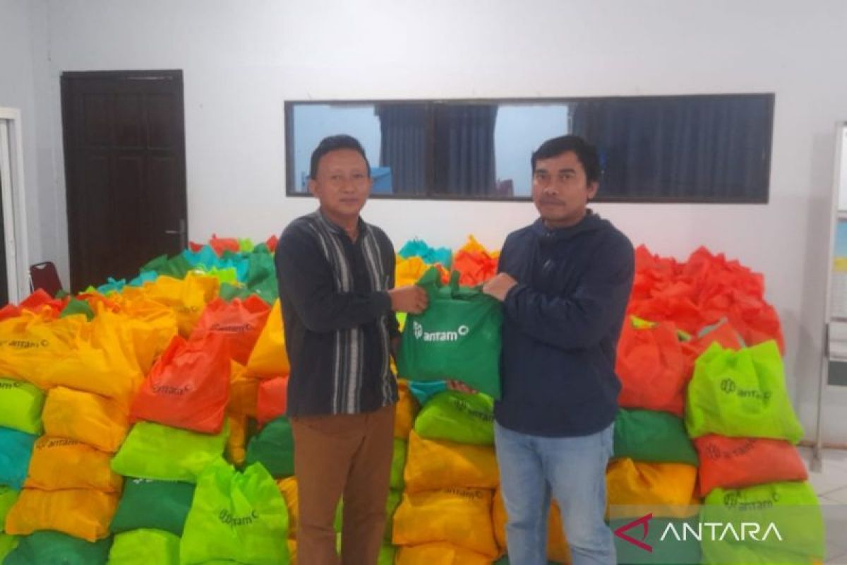 Antam serahkan 470 paket ramadhan ke Pemda Kolaka