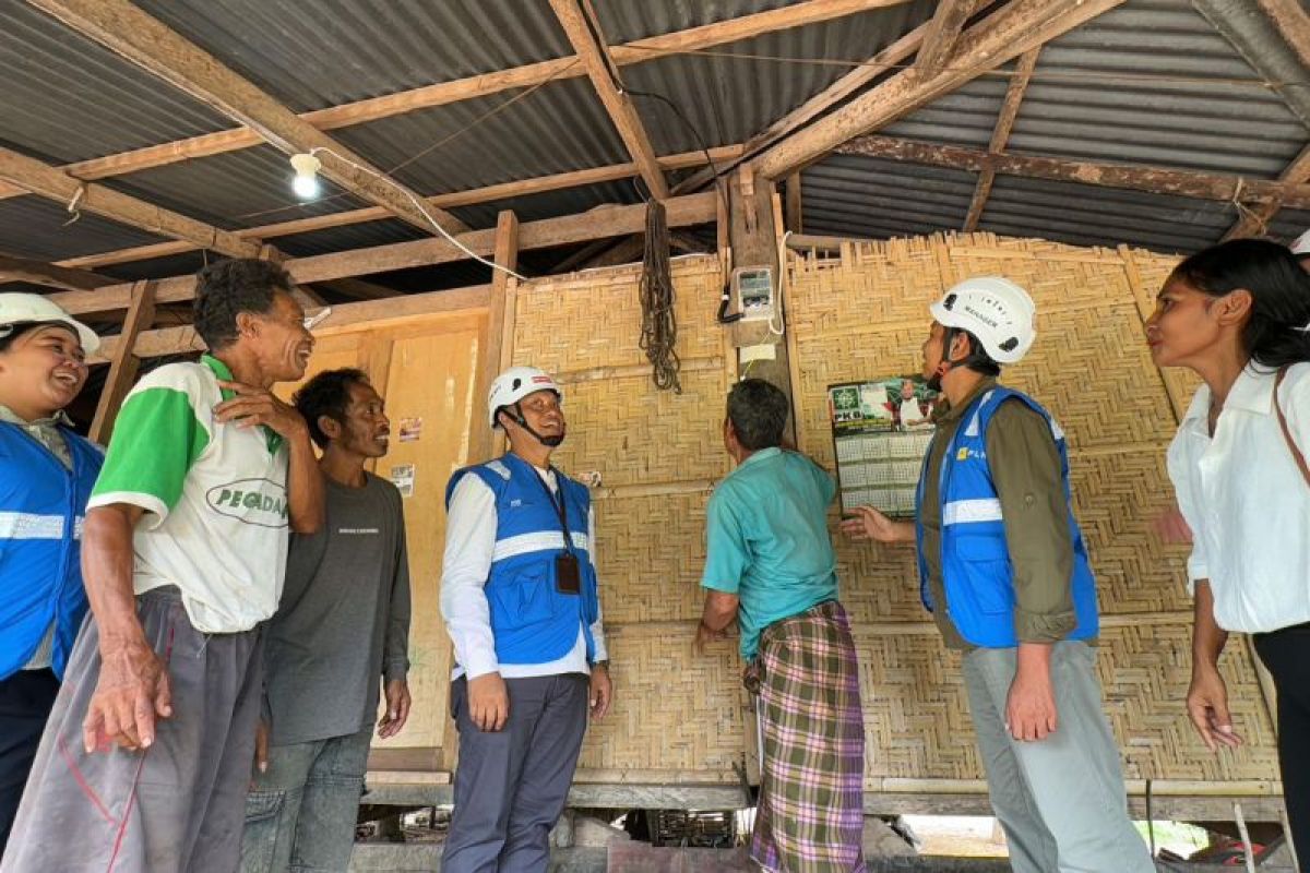 PLN alirkan listrik gratis untuk 49 KK di NTT