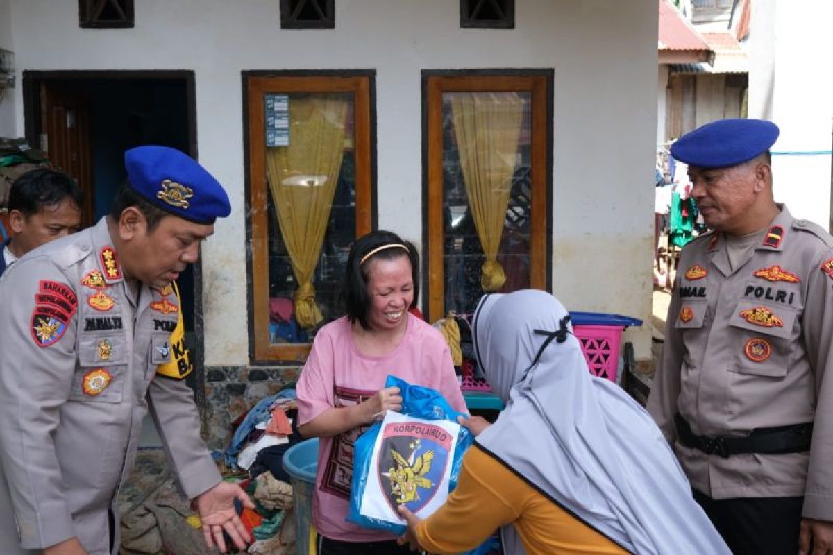 Dit Polairud Polda Sultra salurkan bantuan korban banjir di Kendari