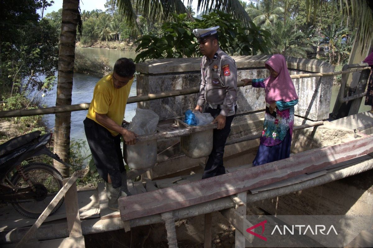 Gubernur: Ada indikasi penebangan liar di lokasi banjir dan longsor