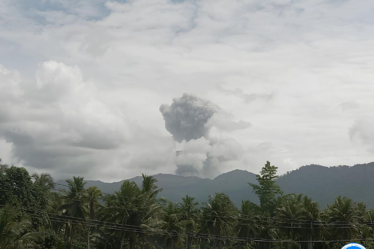 Gunung Dukono muntahkan abu vulkanik