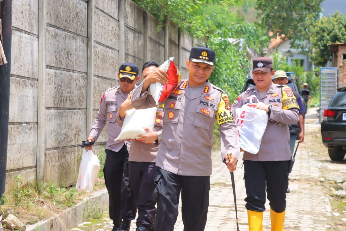 Kapolresta Bandarlampung turun langsung bawa bantuan korban kebakaran di Way Gubak