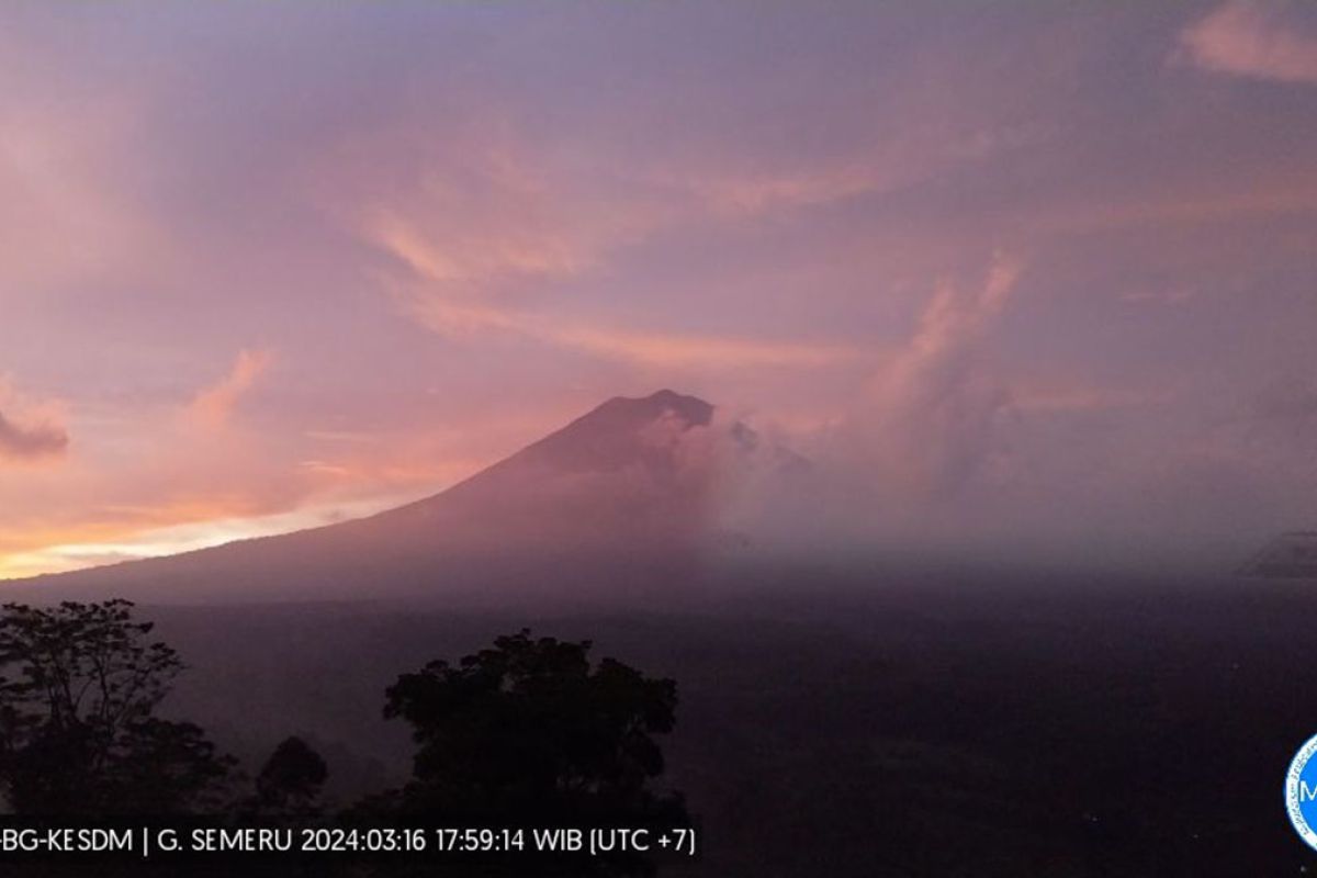 Gunung Semeru di Jatim kembali erupsi selama 127 detik