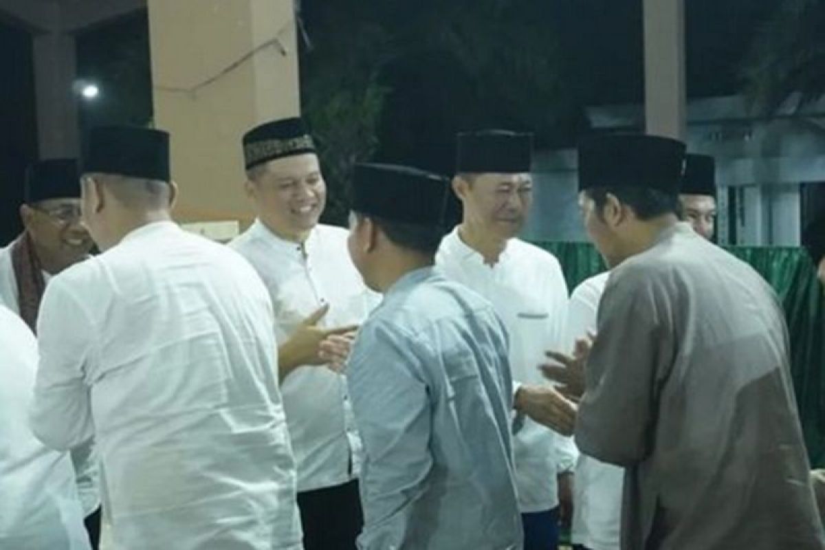 Pj Wali Kota Prabumulih bersilaturahim usai tarawih bersama masyarakat