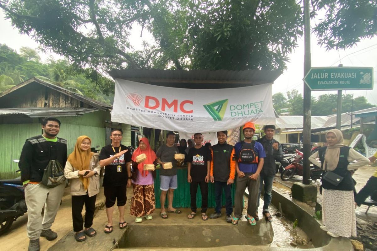 DMC Dompet Dhuafa bagikan takjil dan kado Ramadhan bagi penyintas banjir Kendari