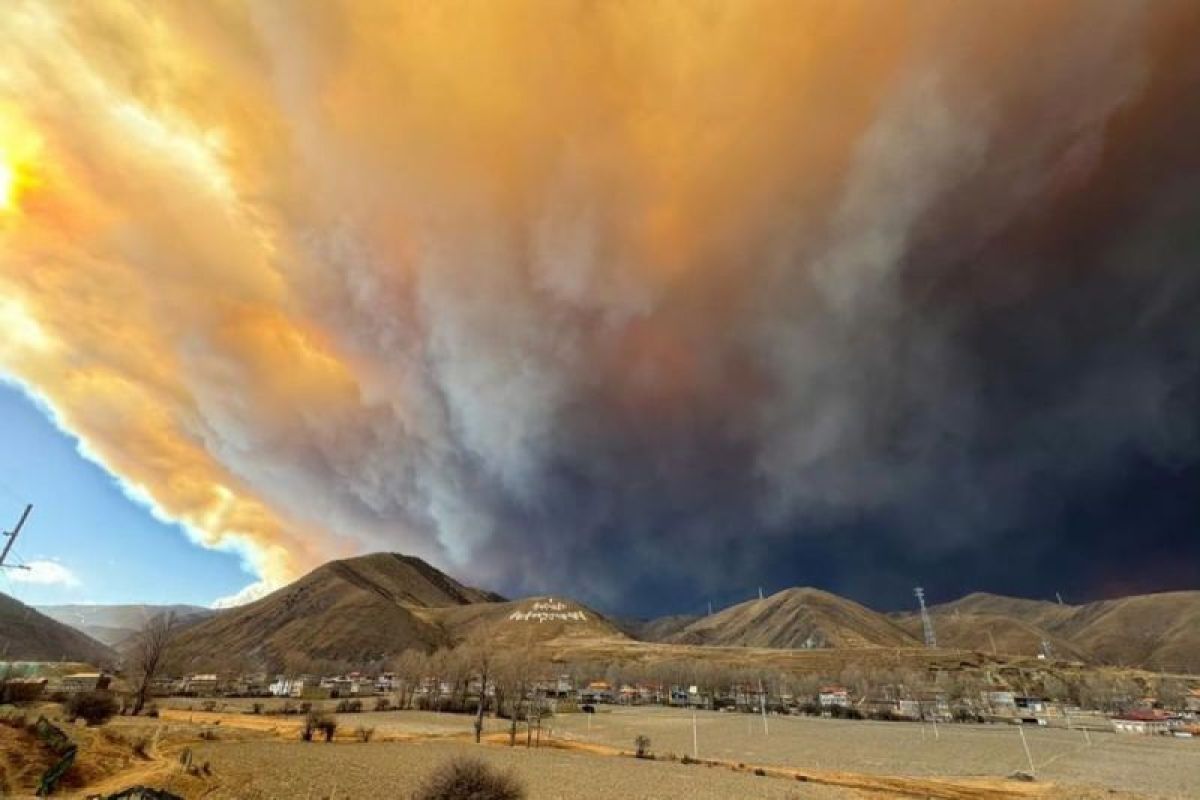 Tim penyelamat terus berupaya padamkan kebakaran hutan di Sichuan, China