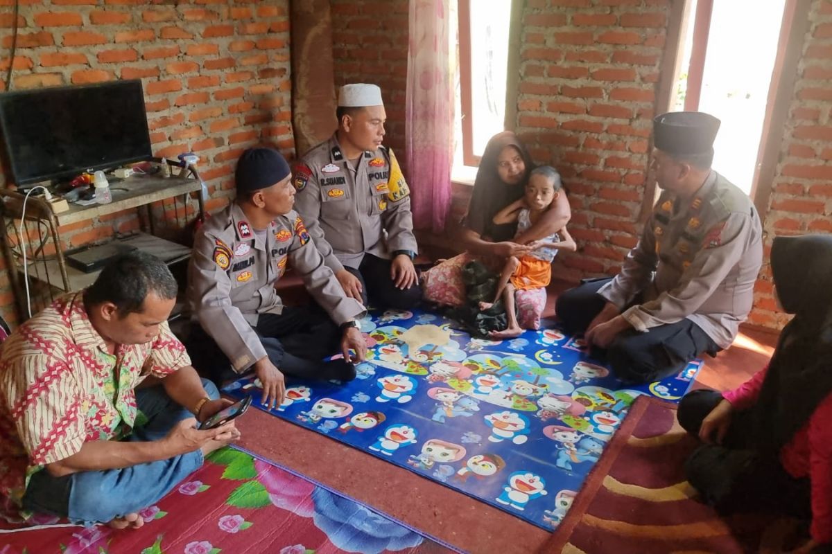 Polres Pasaman Barat salurkan kebutuhan pokok ke kaum duafa