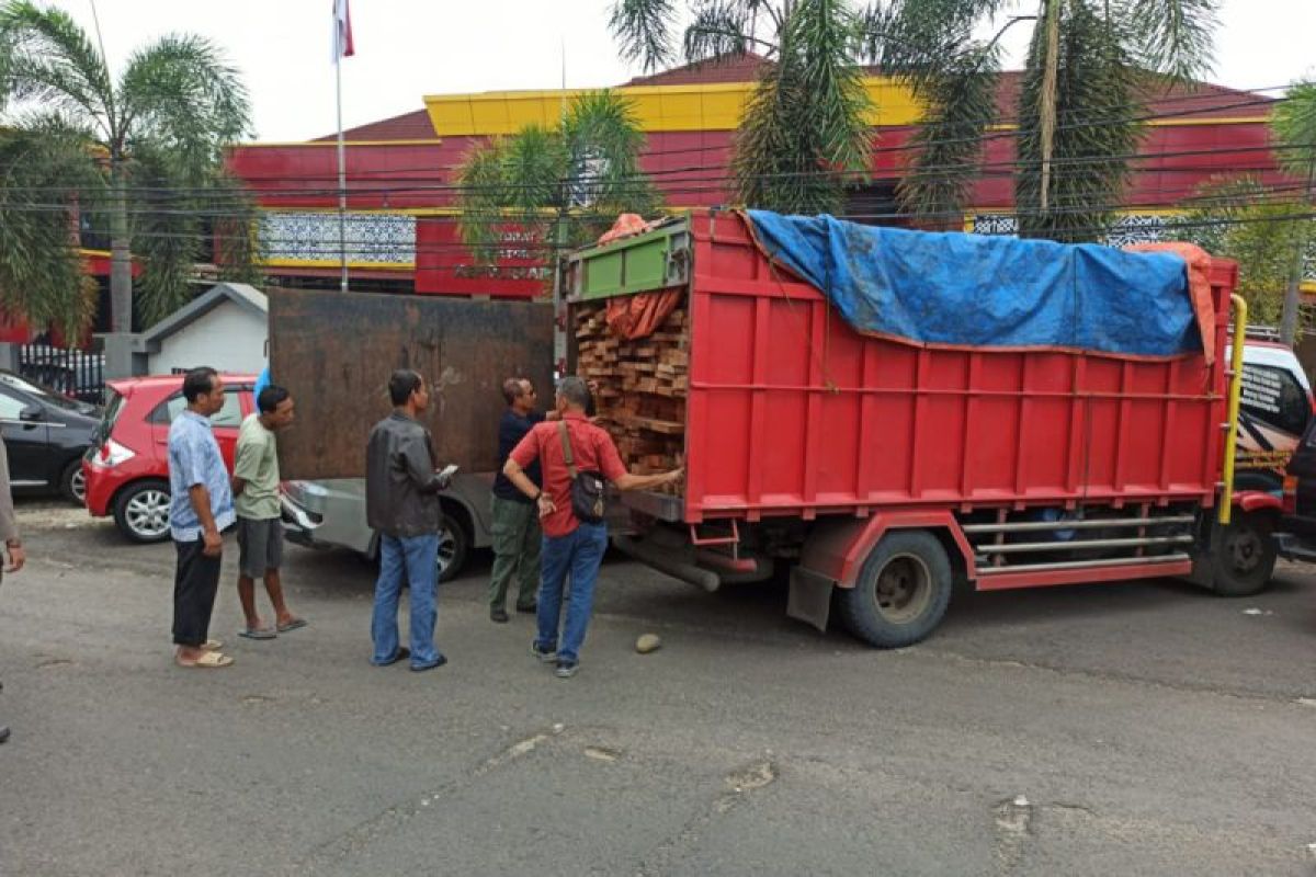 Polisi sita 291 potong kayu meranti, total 291 balok