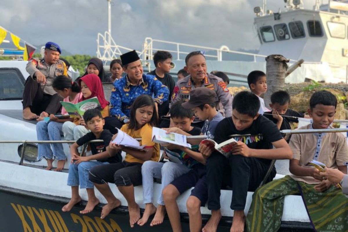 Polda Sulbar berupaya tingkatkan literasi melalui perpustakaan terapung