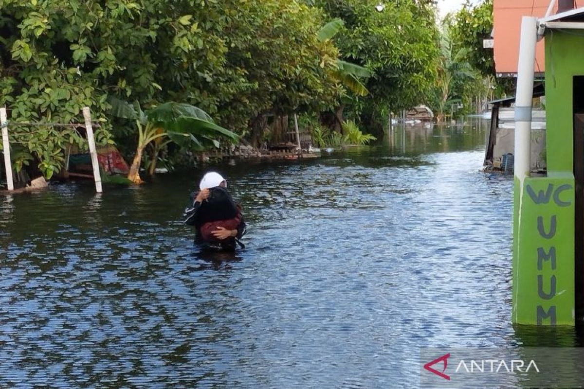 Bahaya, warga dilarang beraktivitas di lokasi banjir Kudus, Jateng