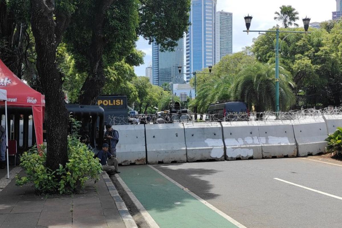 Polisi perkuat pengamanan hasil pemilu 2024 di gedung KPU RI