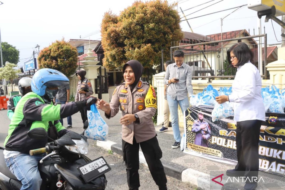 Kapolresta Bukittinggi rutinkan bagi Takjil Ramadan kepada Ojol dan warga