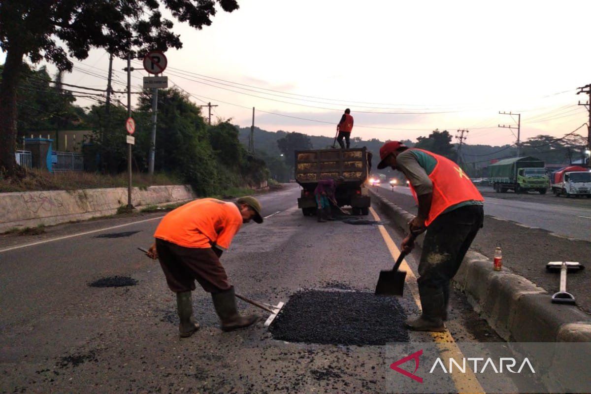 BBPJN lakukan perbaikan 12 titik jalan berlubang  di Batang