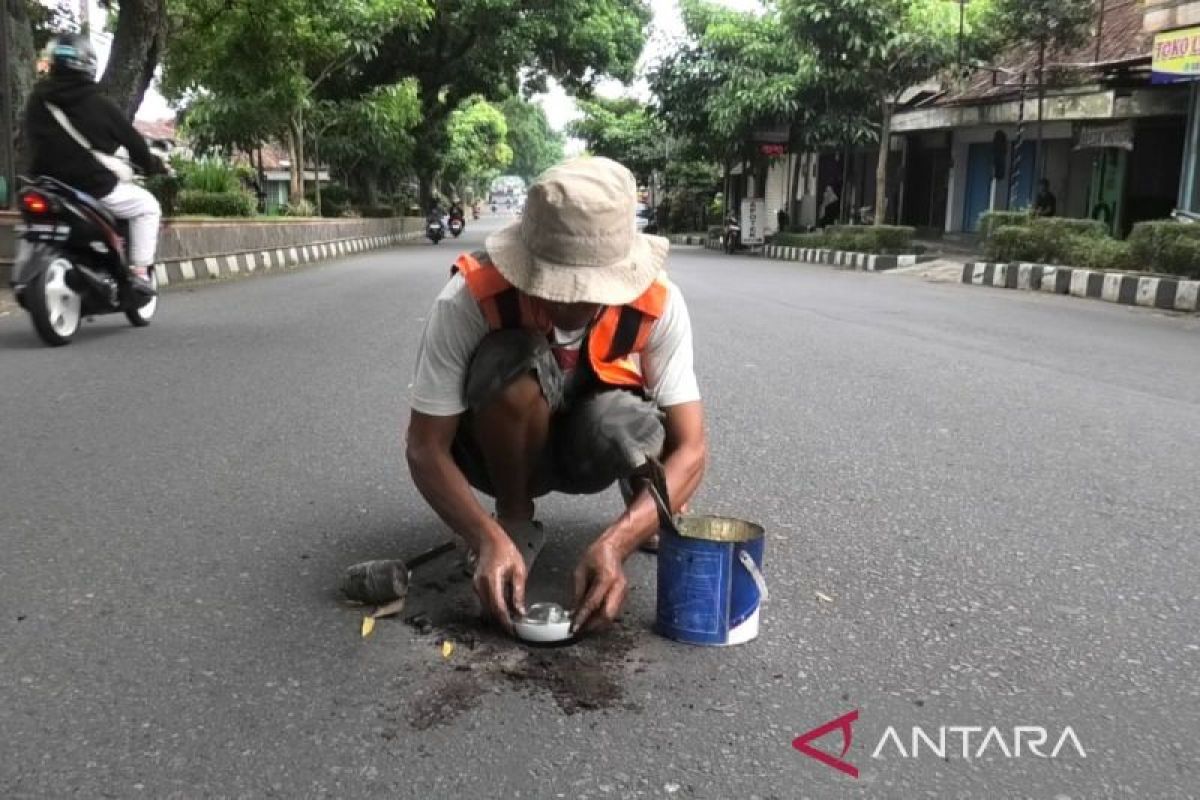 Dishub Temanggung  pasang "mata kucing" antisipasi kecelakaan