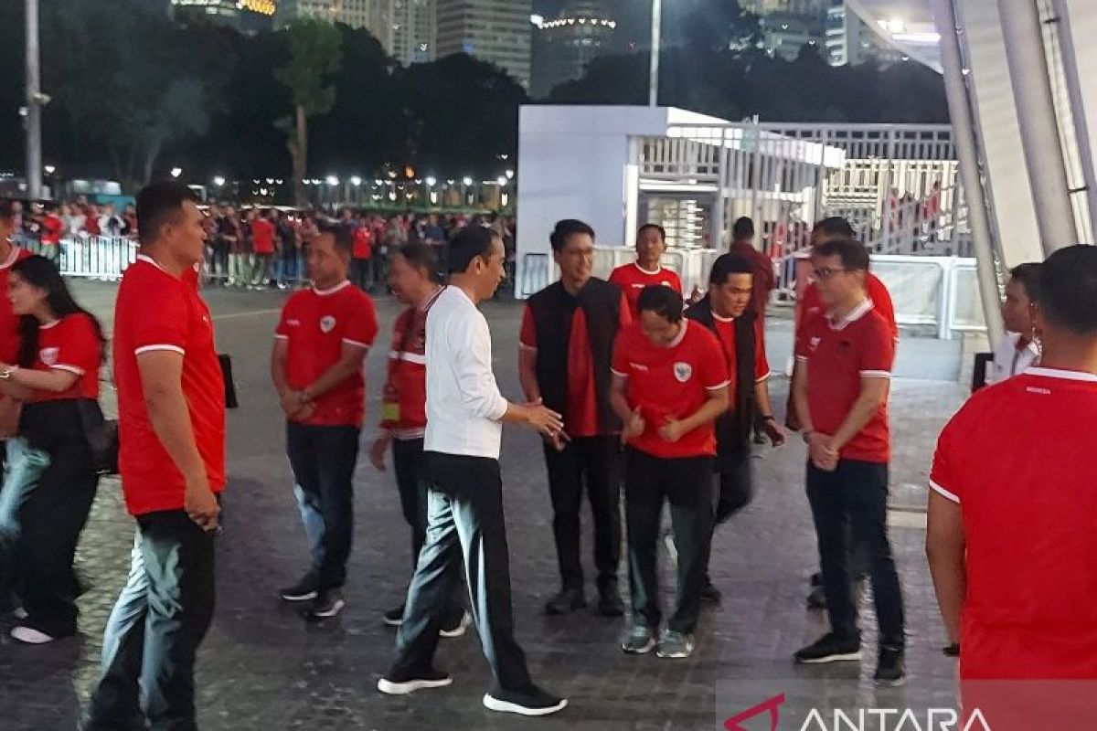 Jokowi-para menteri tonton Indonesia kontra Vietnam di GBK