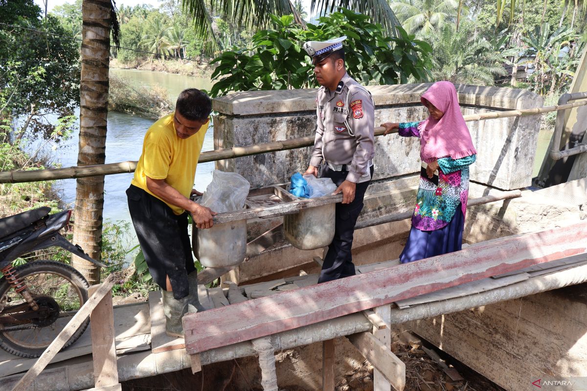 Kemenkes: Korban banjir-tanah longsor Pesisir Selatan butuh air bersih