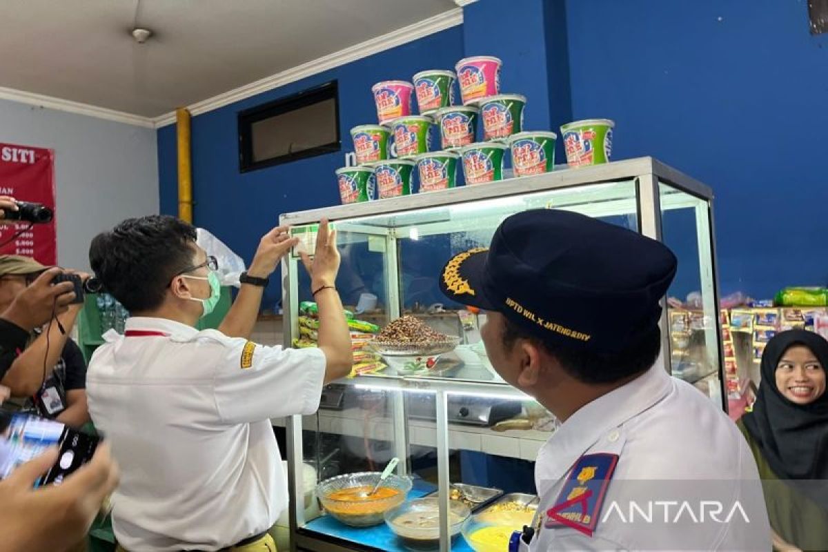 Petugas  gabungan cek makanan kadaluwarsa di Terminal Tirtonadi Solo