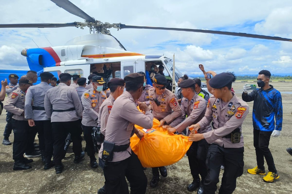 Dua helikopter evakuasi tiga jenazah korban penembakan KKB dari Pos Pol 99