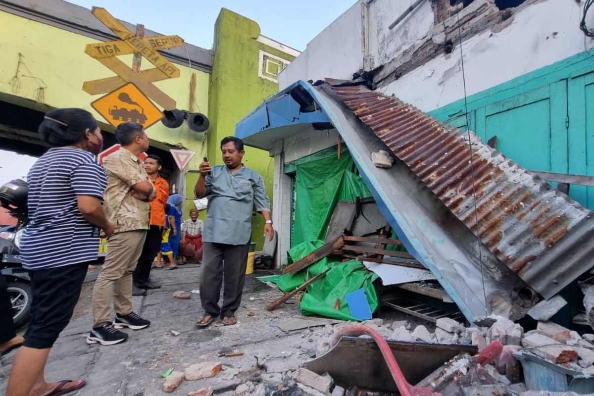 Lima bangunan di Surabaya roboh terdampak Gempa Tuban