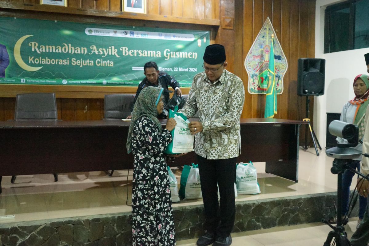 Wabup Sleman menyalurkan sembako Festival Ramadhan Asyik Bersama Gusmen