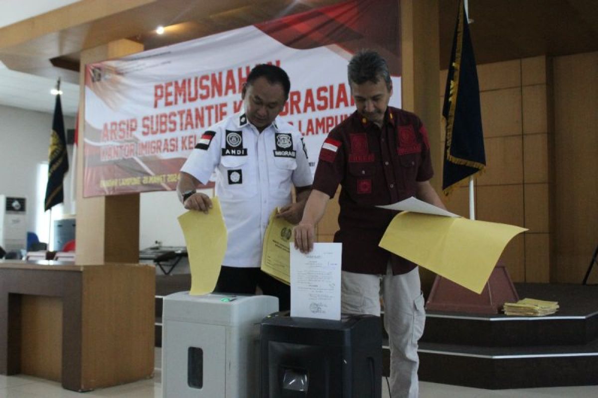 Imigrasi Bandarlampung musnahkan arsip substantif keimigrasian