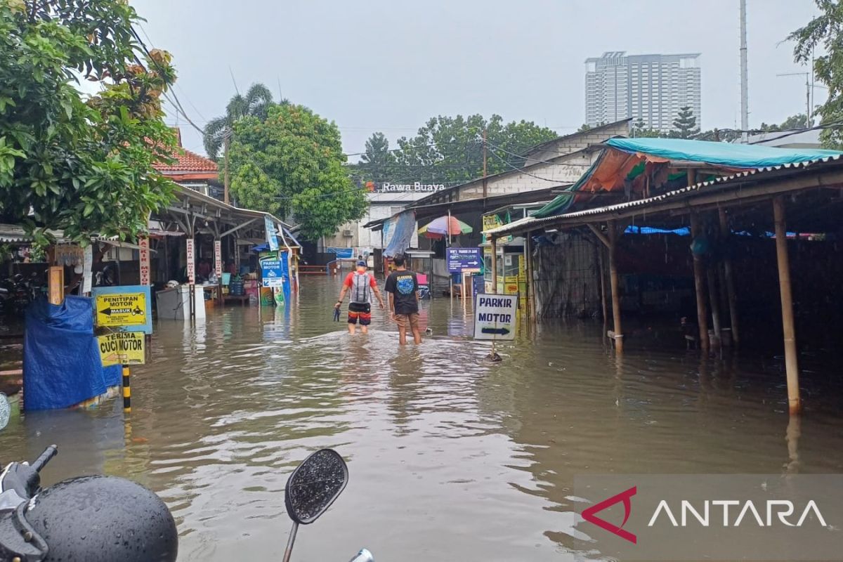 Jakbar operasikan ratusan pompa atasi banjir setelah laut surut